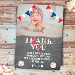 Kinder van Cute Baseball Chalkboard Fotodag Bedankkaart<br><div class="desc">Op de foto van Cute baseball Chalkboard word je bedankt voor kinderen om hun vrienden en familie te bedanken. Eenvoudig bedankt voor kinderen - een jongen en een meisje. De kaart heeft een baseball-thema: twee baseballetjes en rode, blauwe en witte bundelvlaggen. De achtergrond aan de voor- en achterkant van de...</div>