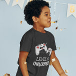 Kinder videogaming t-shirt<br><div class="desc">Deze coole gamer tshirts met twee gamebesturingskussens op een zwarte achtergrond,  met afspeelbare tekst waarop staat: "NIVEAU 6 ONLOCKED" en "HUN NAAM EN LEEFTIJD". Alle doopvontstijlen en kleuren kunnen worden veranderd door op de pas verdere verbinding na het personaliseren te klikken.</div>