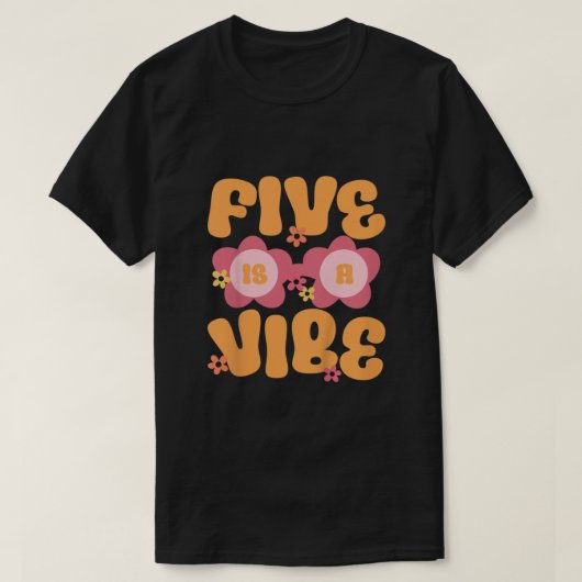 Kinder vijf is een Vibe Groovy 5th Birthday Theme  T-shirt (Design voorkant)