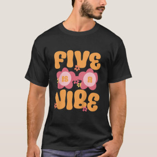 Kinder vijf is een Vibe Groovy 5th Birthday Theme  T-shirt