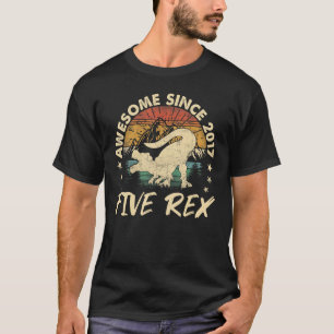 Kinder vijf jaar na de vijfde verjaardag van Dinos T-shirt