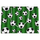Kinder Voetbal Patroon op Groene Strepen Verjaarda Groot Cadeauzakje (Voorkant)