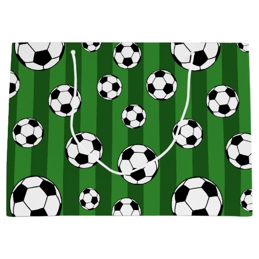 Kinder Voetbal Patroon op Groene Strepen Verjaarda Groot Cadeauzakje (Voorkant)