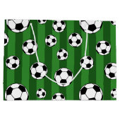 Kinder Voetbal Patroon op Groene Strepen Verjaarda Groot Cadeauzakje (Achterkant)