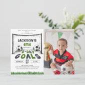 Kinder Voetbal Verjaardag Foto Uitnodiging (Staand voorkant)