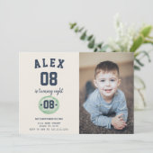 Kinder Voetbal Verjaardag Uitnodiging met foto (Staand voorkant)