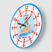 Kinder zeilboot leert tijd blauwe klok witte muur (Hoek)