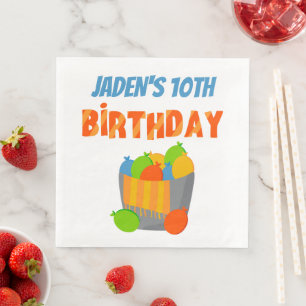 Kinder zomerdag in de waterballonpool servet