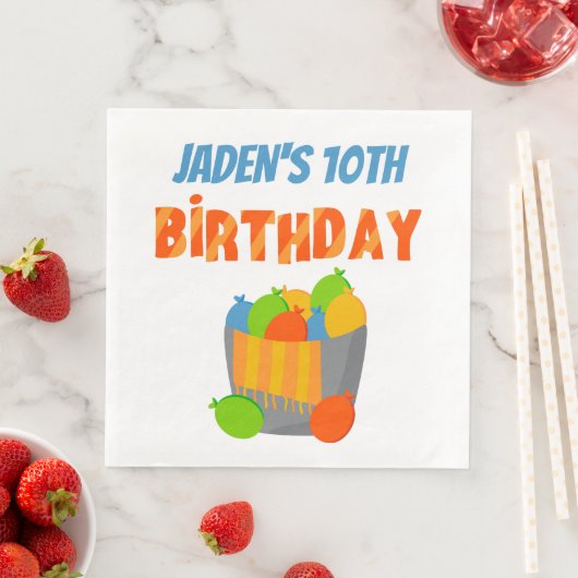 Kinder zomerdag in de waterballonpool servet (Insitu)