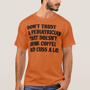 Kinderarts die koffie Drink, veroorzaakt veel T-shirt