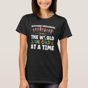 Kinderdagverblijfmedewerkers veranderen de wereld  t-shirt