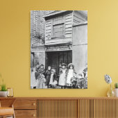 Kinderen buiten de werkplaats van John Pounds Canvas Afdruk (Insitu (Woonkamer))
