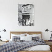 Kinderen buiten de werkplaats van John Pounds Canvas Afdruk (Insitu (Slaapkamer))