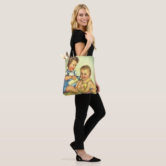  kinderen, Cute Happy Toddlers-sloopfles Tote Bag (Op model)