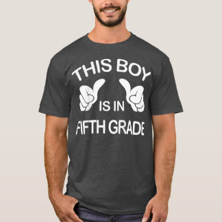 Kinderen Deze jongen is in de vijfde klas terug na T-shirt
