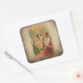  kinderen die cadeautjes innemen terwijl de kerstm vierkante sticker (Envelop)