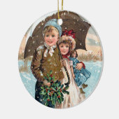 Kinderen die door de sneeuw lopen keramisch ornament (Links)