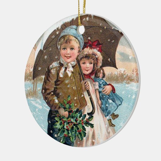 Kinderen die door de sneeuw lopen keramisch ornament (Links)