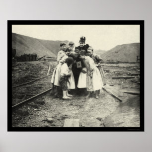 Kinderen die een camera Kodak 1902 inspecteren Poster