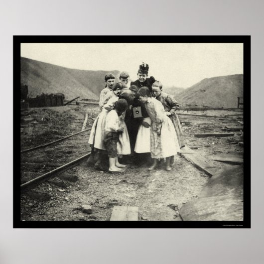 Kinderen die een camera Kodak 1902 inspecteren Poster (Voorkant)