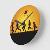 Kinderen die een vlieger voeren ronde klok (Hoek)