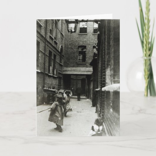 Kinderen die in een krottenwijk, 1899 spelen kaart (Voorkant)