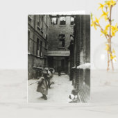 Kinderen die in een krottenwijk, 1899 spelen kaart (Gele Bloem)