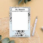 Kinderen die onder een boom lezen post-it® notes