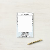 Kinderen die onder een boom lezen post-it® notes (Op bureau)