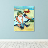 Kinderen die op de strand spelen door Mary Cassatt Canvas Afdruk (Insitu (Houten vloer))