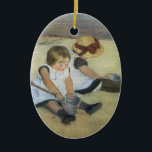 Kinderen die op de strand spelen door Mary Cassatt Keramisch Ornament<br><div class="desc">Kinderen die op het strand spelen (1884) door Mary Cassatt is een impressionistische kunst Victoriaans het familieportret van Era. Twee zussen, twee jonge meisjes, spelen tijdens het zomerseizoen met zand op een strand. Het kunnen siblings of beste vrienden zijn. Over de kunstenaar: Mary Stevenson Cassatt (1844-1926) was een Amerikaanse impressionistische...</div>