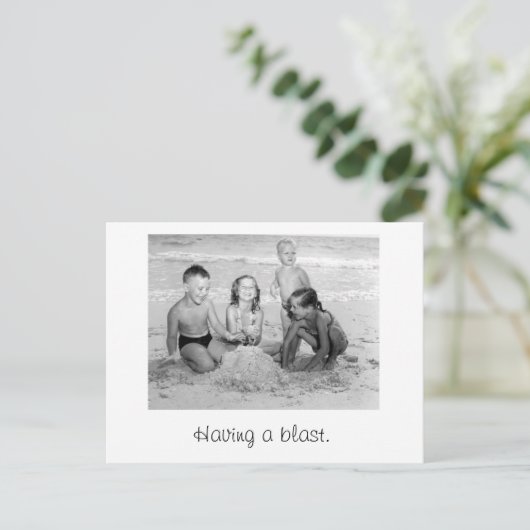 Kinderen die op het strand spelen briefkaart (Staand voorkant)