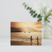 Kinderen die op het strand spelen in sepia-tonen briefkaart (Staand voorkant)