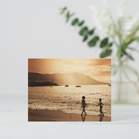Kinderen die op het strand spelen in sepia-tonen briefkaart (Staand voorkant)