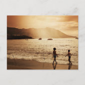 Kinderen die op het strand spelen in sepia-tonen briefkaart (Voorkant)