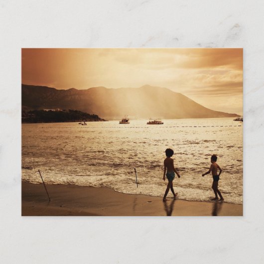 Kinderen die op het strand spelen in sepia-tonen briefkaart (Voorkant)