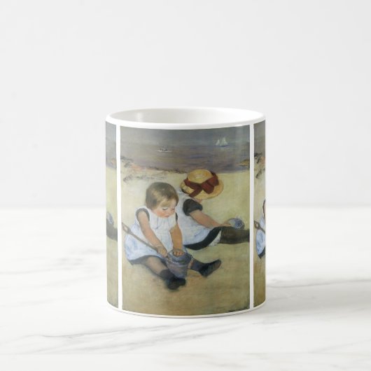 Kinderen die op het strand spelen van Mary Cassatt Koffiemok (Center)