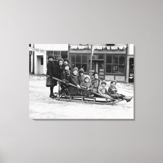 Kinderen die op Sleigh in Seward spelen Canvas Afdruk (Voorkant)