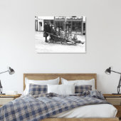 Kinderen die op Sleigh in Seward spelen Canvas Afdruk (Insitu (Slaapkamer))