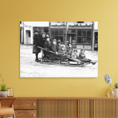 Kinderen die op Sleigh in Seward spelen Canvas Afdruk (Insitu (Woonkamer))
