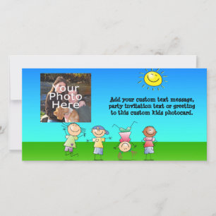 Kinderen die op zondag in de openlucht spelen