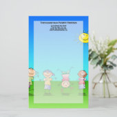 Kinderen die op zondag in de openlucht spelen briefpapier (Staand voorkant)