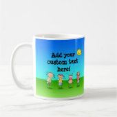 Kinderen die op zondag in de openlucht spelen koffiemok (Links)