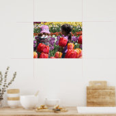 Kinderen die spelen in de kleurrijke Tulp Garden Poster (Keuken)