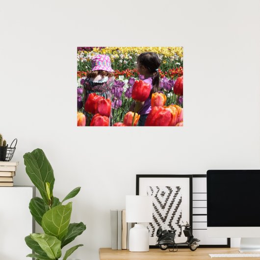 Kinderen die spelen in de kleurrijke Tulp Garden Poster (Thuiskantoor)