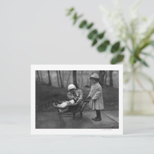 Kinderen die spelen met een Campbell Kind Doll Briefkaart (Staand voorkant)