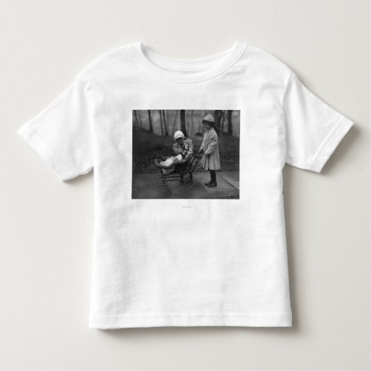 Kinderen die spelen met een Campbell Kind Doll Kinder Shirts (Voorkant)