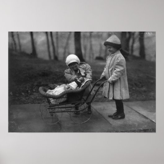 Kinderen die spelen met een Campbell Kind Doll Poster (Voorkant)