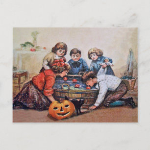 Kinderen drijven op appels tijdens Halloween Briefkaart