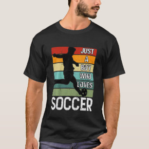 Kinderen gewoon een jongen die van de voetbalspele t-shirt